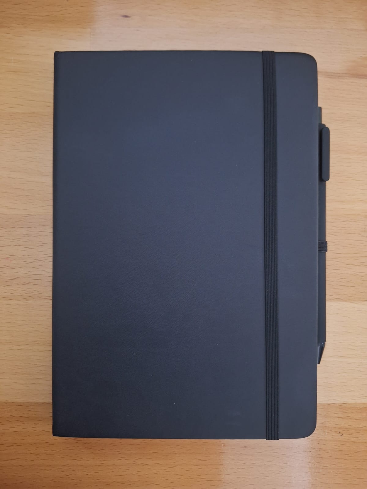 CUADERNO NEGRO A5 RAYADO CON PLUMA
