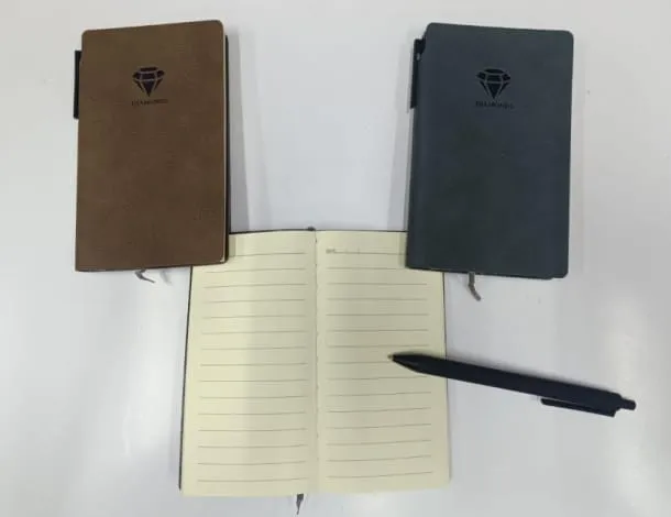 LIBRETA DE BOLSILLO DIAMONDS VINIPIEL C/PLUMA RAYA